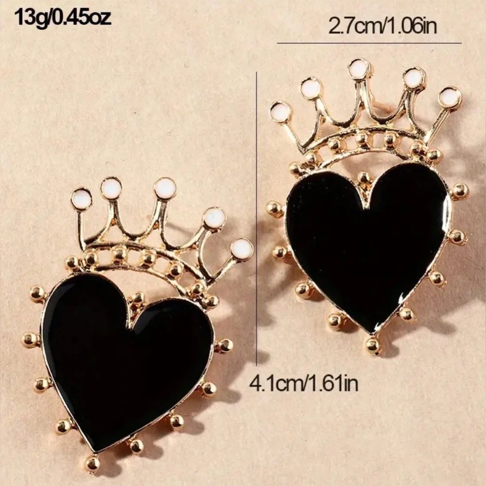 🖤👑 Black and Gold ‘Queen of Hearts’ Stud Earrings - Picture 3 of 3
